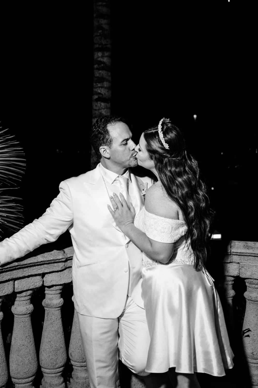 First kiss on the terrace, black and white